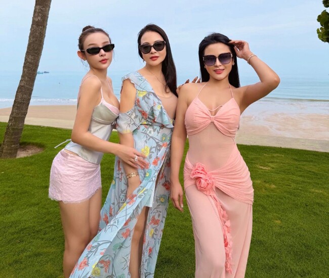 Hot girl Huyền Baby bên cạnh mẹ ruột Kim Hoa (giữa) và chị gái Thúy Loan.