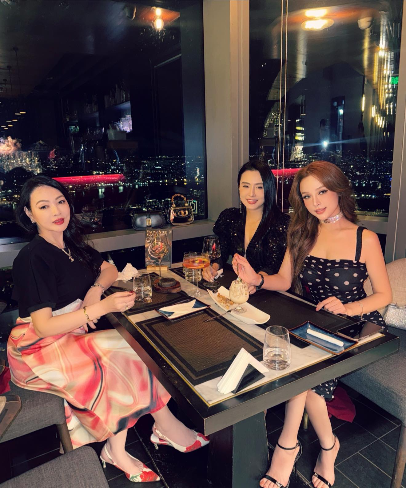 Trên trang cá nhân, Huyền Baby thường xuyên chia sẻ những khoảnh khắc đi ăn uống, mua sắm, du lịch cùng mẹ ruột và chị gái.