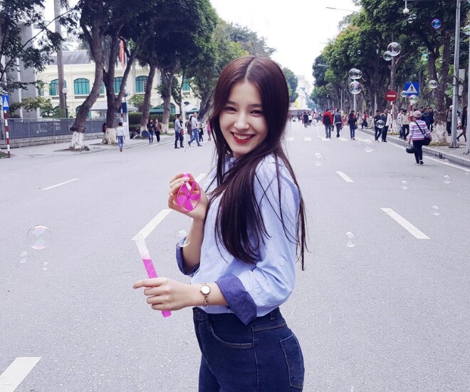 Bức ảnh gây sốt của Nancy tại phố đi bộ Hà Nội.