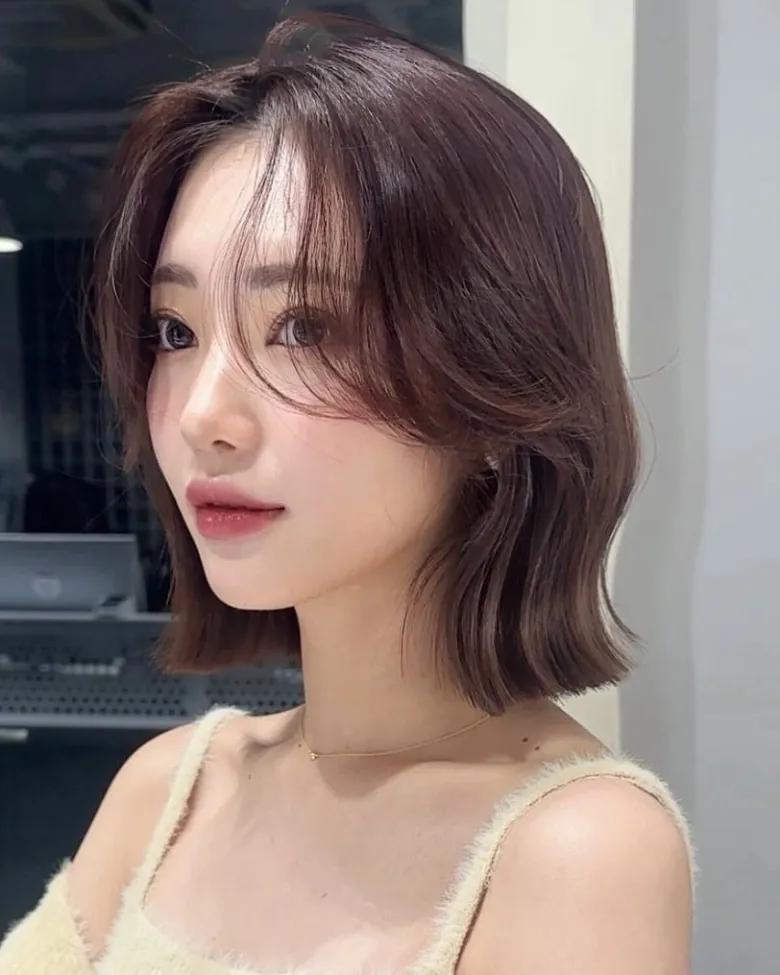 Những lọn tóc uốn lượn theo hình chữ S giúp tổng thể trở nên mềm mại và nữ tính hơn. Kiểu tóc này còn tạo cảm giác tóc dày, phù hợp với người sở hữu mái tóc mỏng.