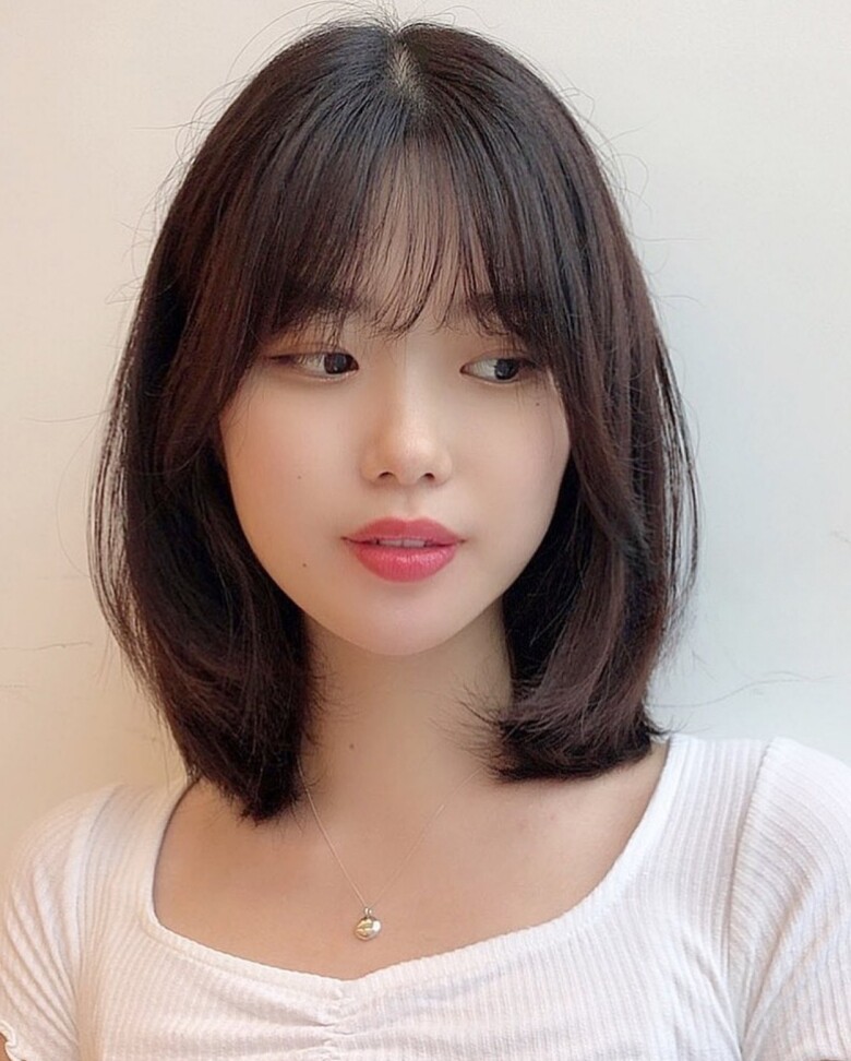 Tóc ngắn uốn chữ C ghi điểm nhờ vẻ thanh lịch, nhẹ nhàng và dễ ứng dụng. Phần đuôi cụp ôm mặt giúp che khuyết điểm, tạo cảm giác gương mặt nhỏ gọn và cân đối hơn.