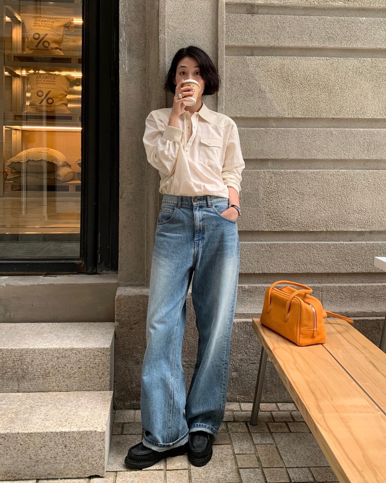 Áo sơ mi kết hợp cùng quần jeans ống loe mang lại cảm giác thanh lịch nhưng vẫn trẻ trung. Khi sơ vin gọn gàng, outfit giúp tổng thể trông cân đối hơn và tạo hiệu ứng chân dài rõ rệt. Đây là công thức phù hợp cho cả đi làm lẫn những buổi dạo phố mùa Hè.