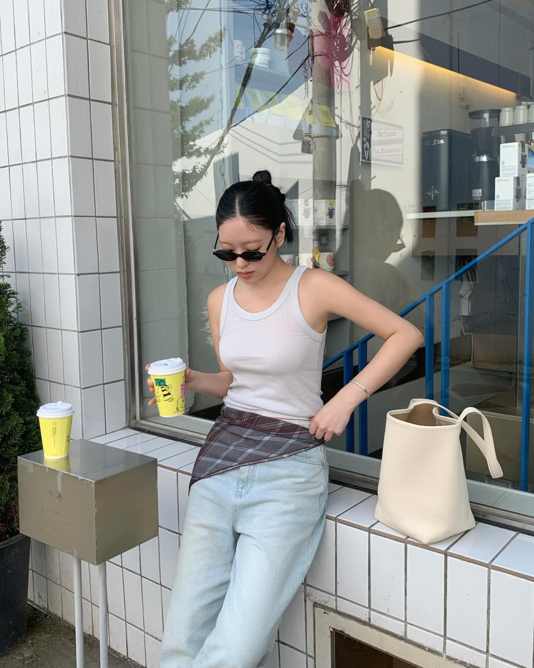 Áo tank top khi kết hợp với quần jeans tạo nên outfit đơn giản nhưng hiệu quả. Đặc biệt, jeans ống rộng hoặc cạp cao giúp tôn dáng và kéo dài chân. Đây là công thức dễ mặc, phù hợp nhiều hoàn cảnh từ đi chơi đến dạo phố hàng ngày.