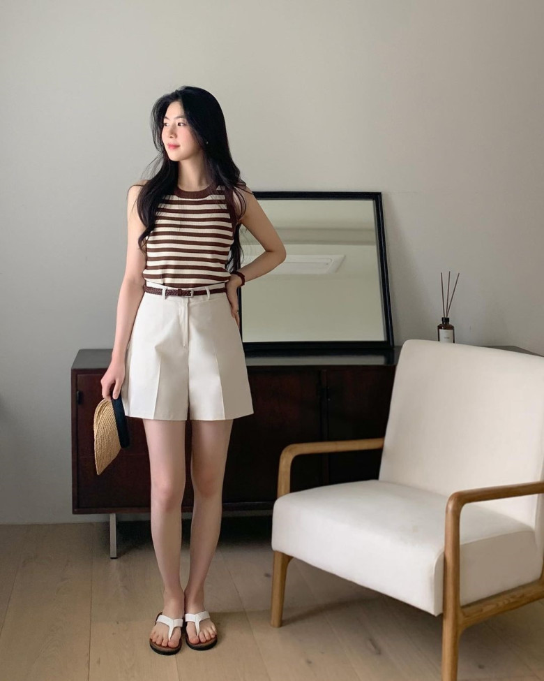 Quần short kết hợp với áo tank top mang lại cảm giác mát mẻ và dễ chịu trong mùa Hè. Thiết kế gọn nhẹ giúp outfit thoải mái, phù hợp nhiều hoạt động. Đây là công thức đơn giản, dễ áp dụng và luôn hiệu quả trong những ngày nắng nóng.