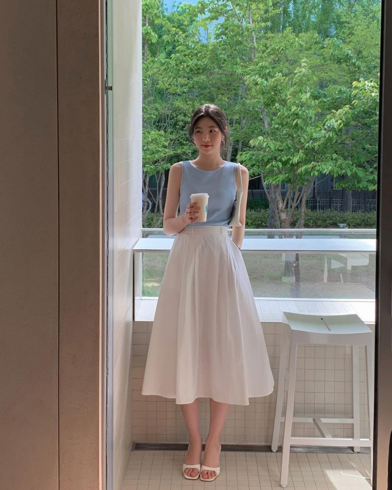 Khi kết hợp với chân váy suông, áo tank top mang lại vẻ ngoài thanh lịch và gọn gàng. Thiết kế ôm nhẹ giúp tổng thể cân đối hơn. Đây là lựa chọn phù hợp cho môi trường công sở hoặc những dịp cần sự chỉn chu nhưng vẫn thoải mái.