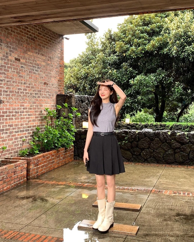 Áo tank top phối cùng chân váy ngắn giúp outfit trở nên trẻ trung và năng động. Thiết kế này tạo hiệu ứng kéo dài chân, giúp vóc dáng trông cao ráo hơn. Đây là lựa chọn phù hợp cho đi chơi, dạo phố hoặc những ngày cần sự thoải mái.