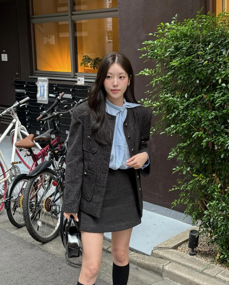 Áo khoác tweed kết hợp chân váy đồng bộ tạo nên set đồ hoàn chỉnh, mang đậm tinh thần quý cô thanh lịch. Cách phối này giúp tiết kiệm thời gian mà vẫn đảm bảo vẻ ngoài chỉn chu. Phù hợp cho đi làm, dự tiệc hoặc những dịp cần sự trang trọng.