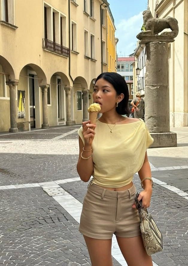 Áo thun lệch vai tạo điểm nhấn nhẹ ở phần vai, giúp outfit trông mềm mại hơn. Khi kết hợp với quần hoặc chân váy, tổng thể trở nên trẻ trung và có gu. Đây là kiểu áo phù hợp cho những ai muốn làm mới phong cách.
