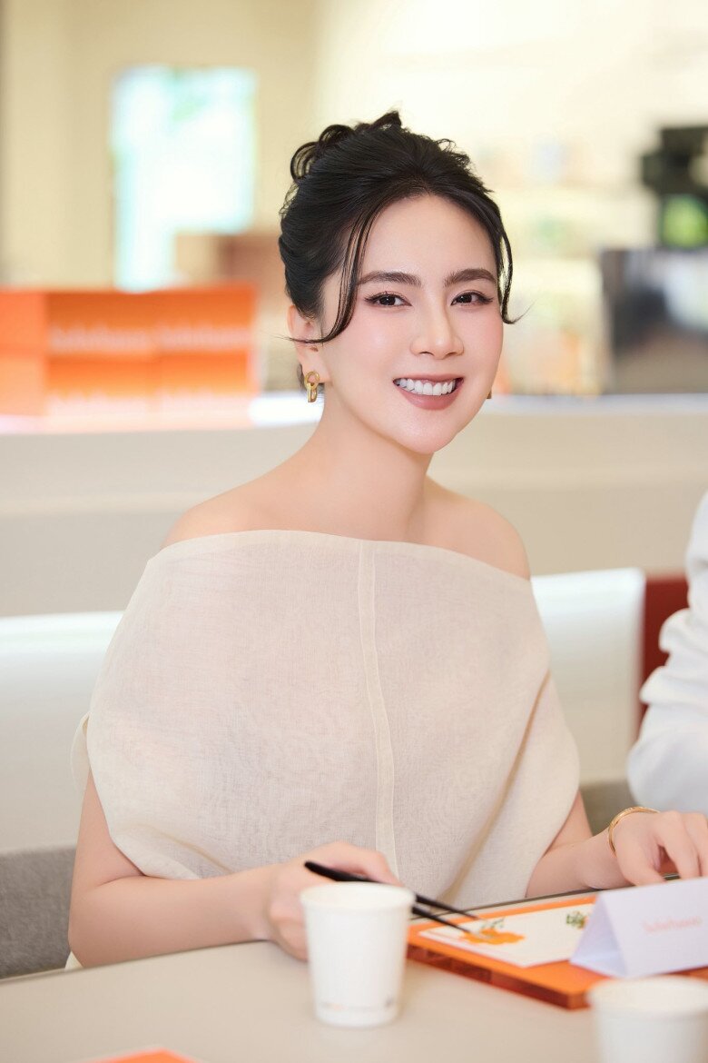 amp;#34;MC đẹp nhất VTVamp;#34; khoe đường cong cực phẩm sau 1 năm sinh nở, đúng chuẩn amp;#34;gái một con trông mòn con mắtamp;#34;  - 7