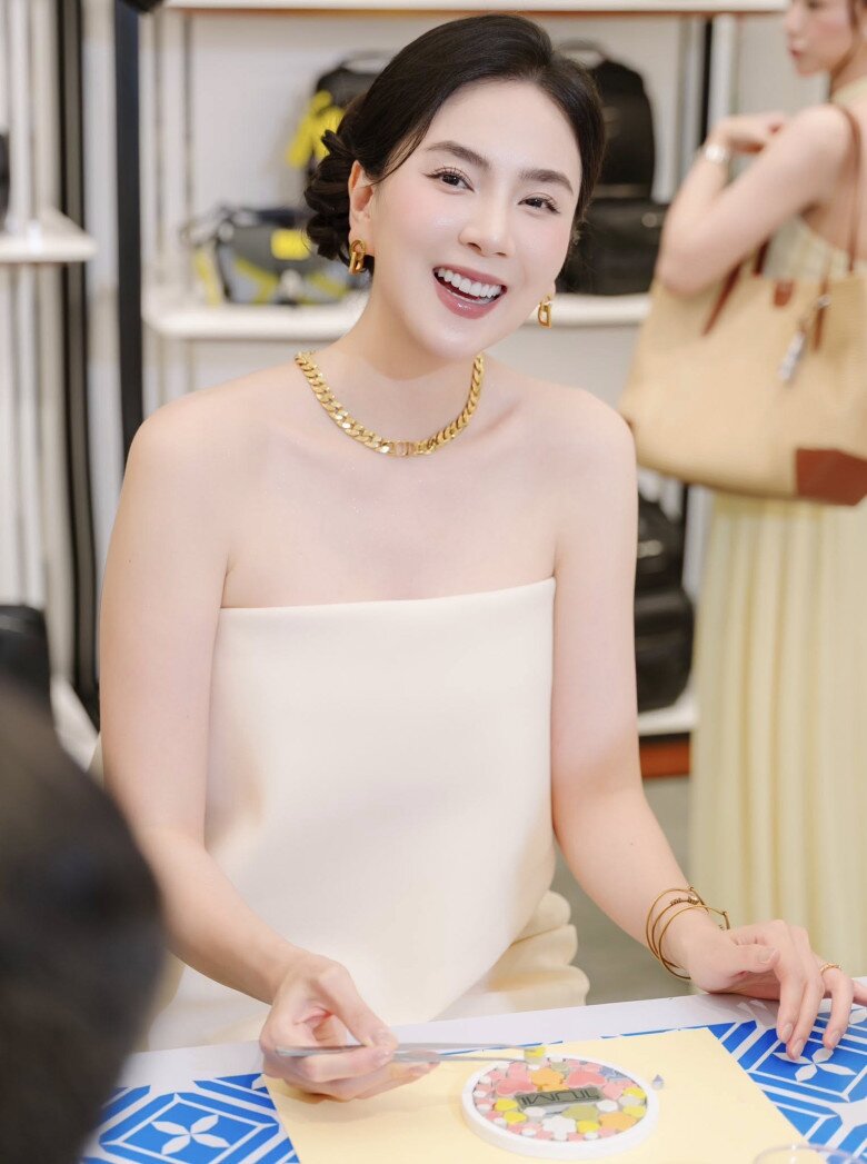 amp;#34;MC đẹp nhất VTVamp;#34; khoe đường cong cực phẩm sau 1 năm sinh nở, đúng chuẩn amp;#34;gái một con trông mòn con mắtamp;#34;  - 6
