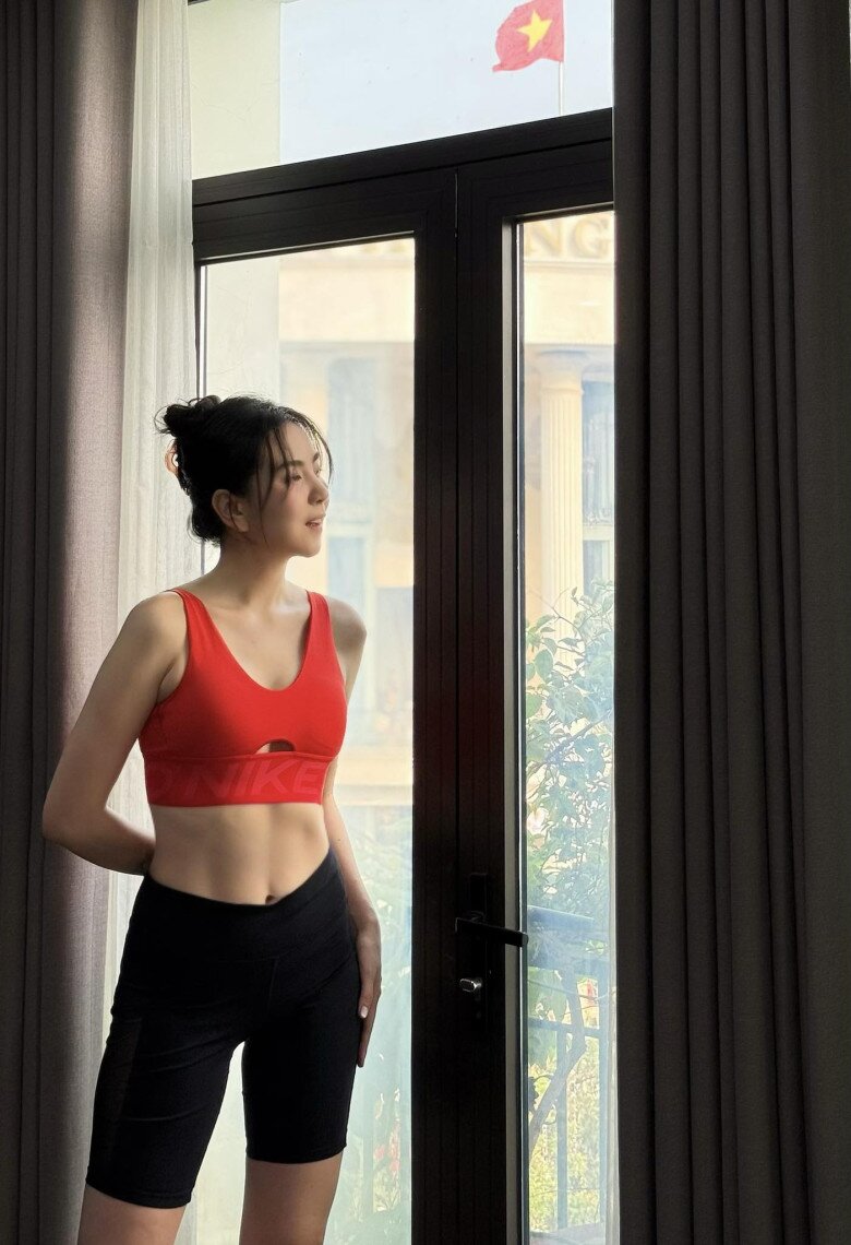 Trên trang cá nhân, MC Mai Ngọc thường chia sẻ hình ảnh tập luyện trong biệt thự của nhà chồng ở Bắc Ninh. 