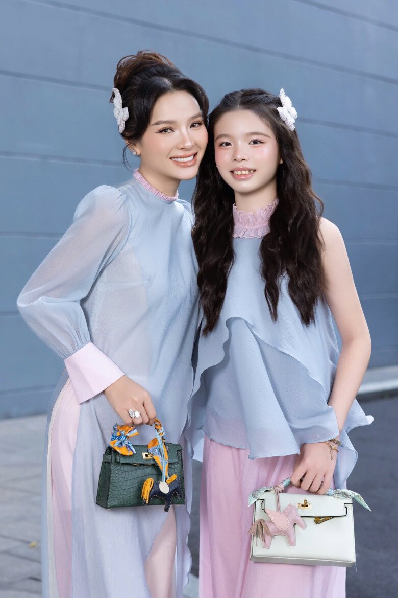Phương Trinh Jolie chọn cách làm bạn để đồng hành và thấu hiểu con gái. 