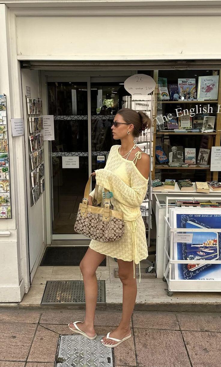 Vàng gà con được yêu thích nhờ cảm giác tươi sáng nhưng không quá rực. Gam màu này giúp outfit trông trẻ trung hơn, đồng thời khá nịnh da châu Á. Khi kết hợp với các tông trung tính, tổng thể trở nên nổi bật mà vẫn giữ được sự hài hòa cần thiết.