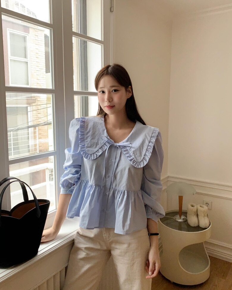 Áo blouse màu pastel giúp outfit công sở trở nên tươi tắn và mềm mại hơn. Những gam màu như vàng bơ, xanh baby hay hồng phấn tạo cảm giác trẻ trung nhưng vẫn giữ được nét thanh lịch. Đây là item phù hợp với những ai muốn làm mới phong cách mỗi ngày.