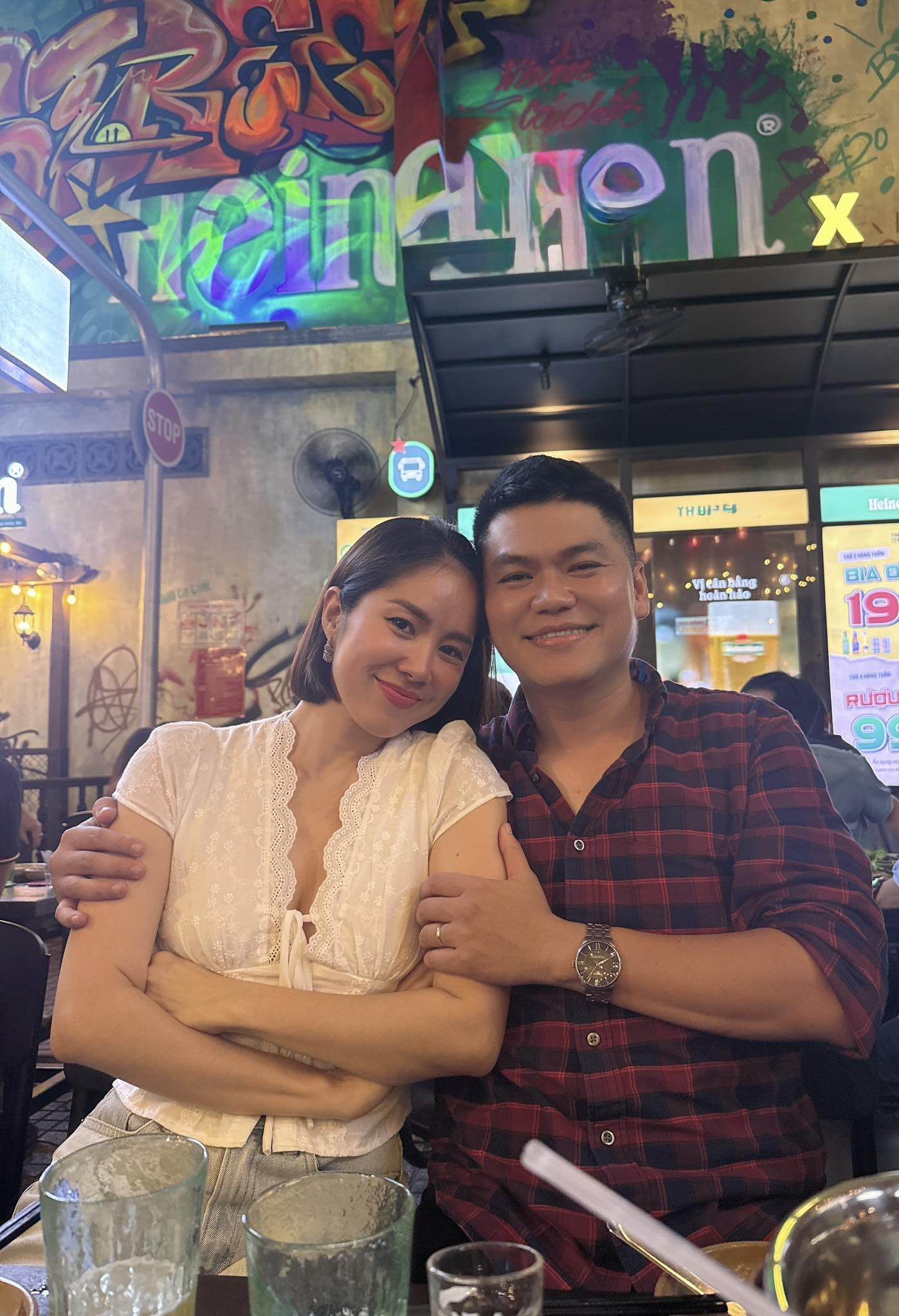 Trên trang cá nhân, những khoảnh khắc đời thường của diễn viên Lê Phương bên chồng được dân tình khen ngợi đẹp đôi.