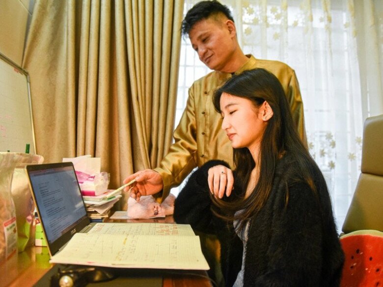 Nàng Mơ được bố rèn giũa nhiều kỹ năng để thi Hoa hậu.