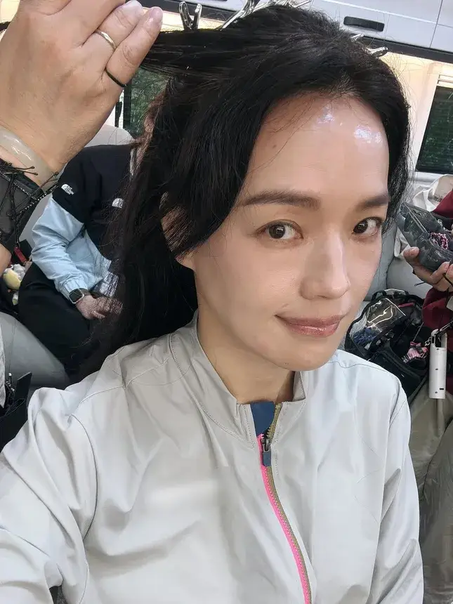 Mặt mộc của Thư Kỳ nhận được nhiều lời khen nhờ làn da mịn màng, đều màu cùng thần thái tươi tắn. Ở tuổi 50, nữ diễn viên vẫn được nhận xét trẻ trung hơn nhiều so với tuổi thật.