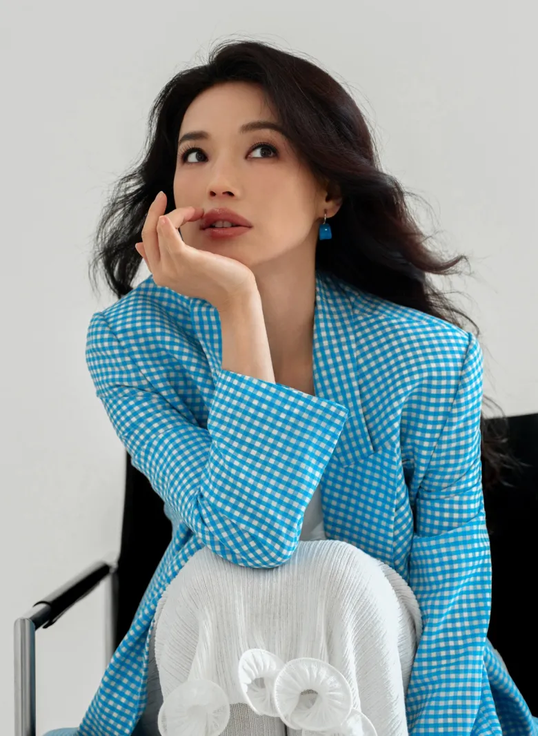 Để giữ vóc dáng săn chắc và cơ thể dẻo dai, Thư Kỳ duy trì chạy bộ, chơi cầu lông suốt nhiều năm qua.
