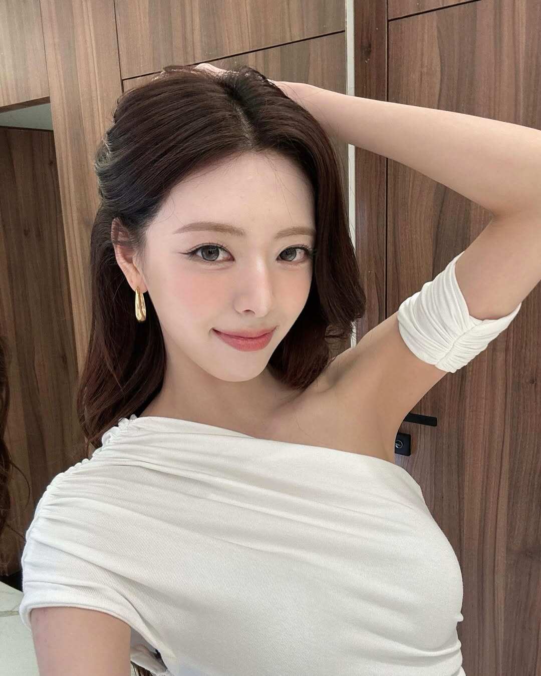 Kỷ luật trong ăn uống, theo dõi cân nặng và chăm chỉ tập nhảy giúp Yuna duy trì danh xưng thánh body, đồng thời giữ vững sức hút của một visual hàng đầu Kpop.