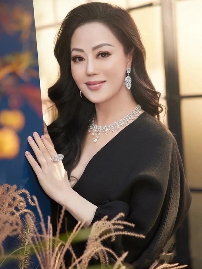 Từng trải qua nhiều thăng trầm trong tình yêu và cuộc sống, Chương Tiểu Huệ vẫn giữ được sức hút riêng nhờ nhan sắc nổi bật và phong cách sống độc lập.