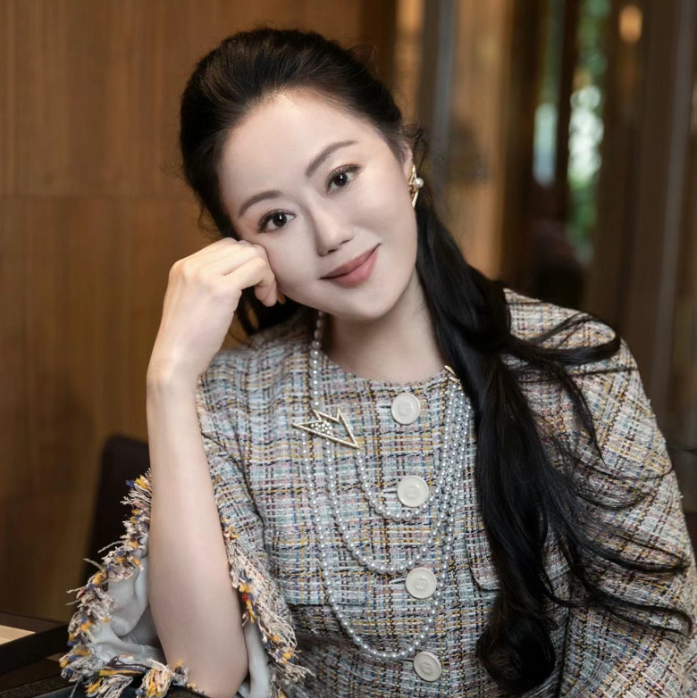 Hiện tại, Chương Tiểu Huệ vẫn khiến nhiều người ngưỡng mộ bởi làn da mịn màng, thần thái sang trọng và phong cách thời trang đẳng cấp. Dù dấu vết thời gian là điều khó tránh khỏi, bà vẫn giữ được vẻ ngoài trẻ trung cùng khí chất quý phái đặc trưng.