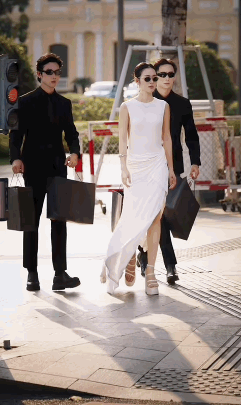 Khoảnh khắc người đi đường, trong đó có cả du khách nước ngoài phải ngoái nhìn người đẹp.