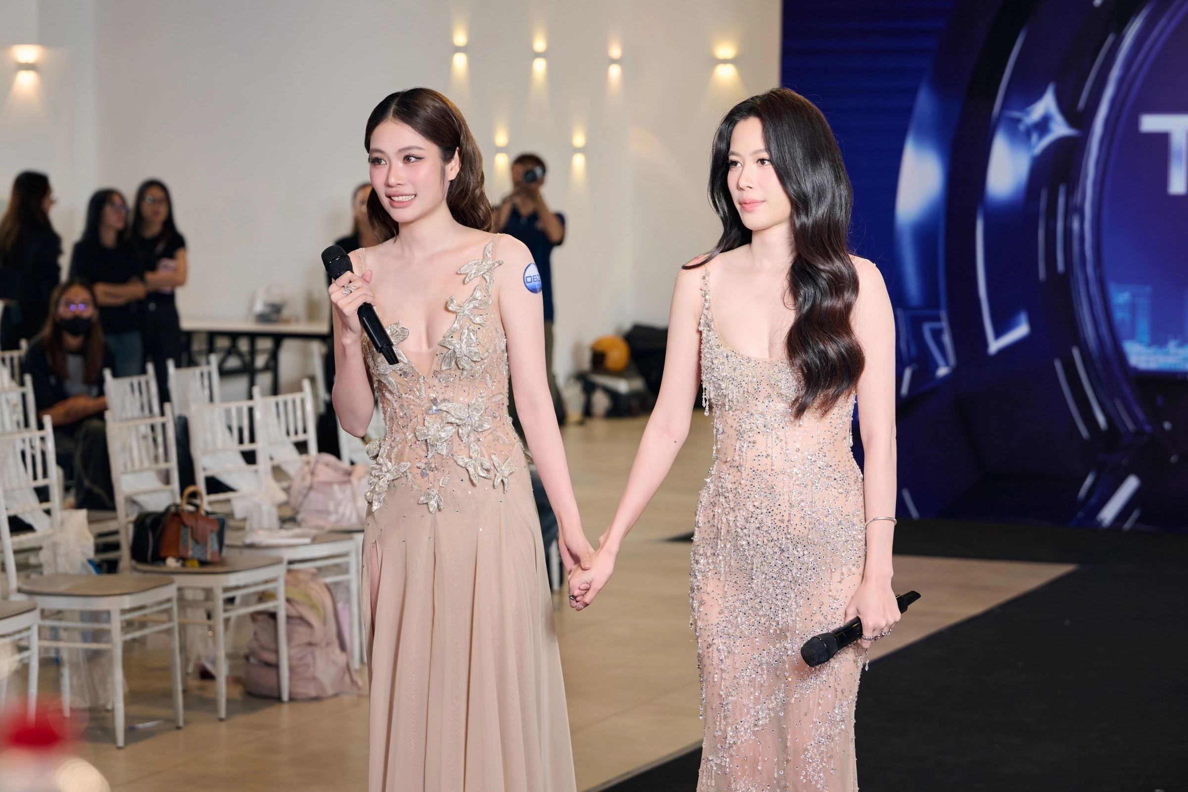 Từ khi ghi danh tại Miss Cosmo TP.HCM 2026, cặp chị em song sinh Nam Anh - Nam Em đã trở thành tâm điểm chú ý, liên tục được đánh giá là những ứng viên sáng giá cho ngôi vị cao nhất.
