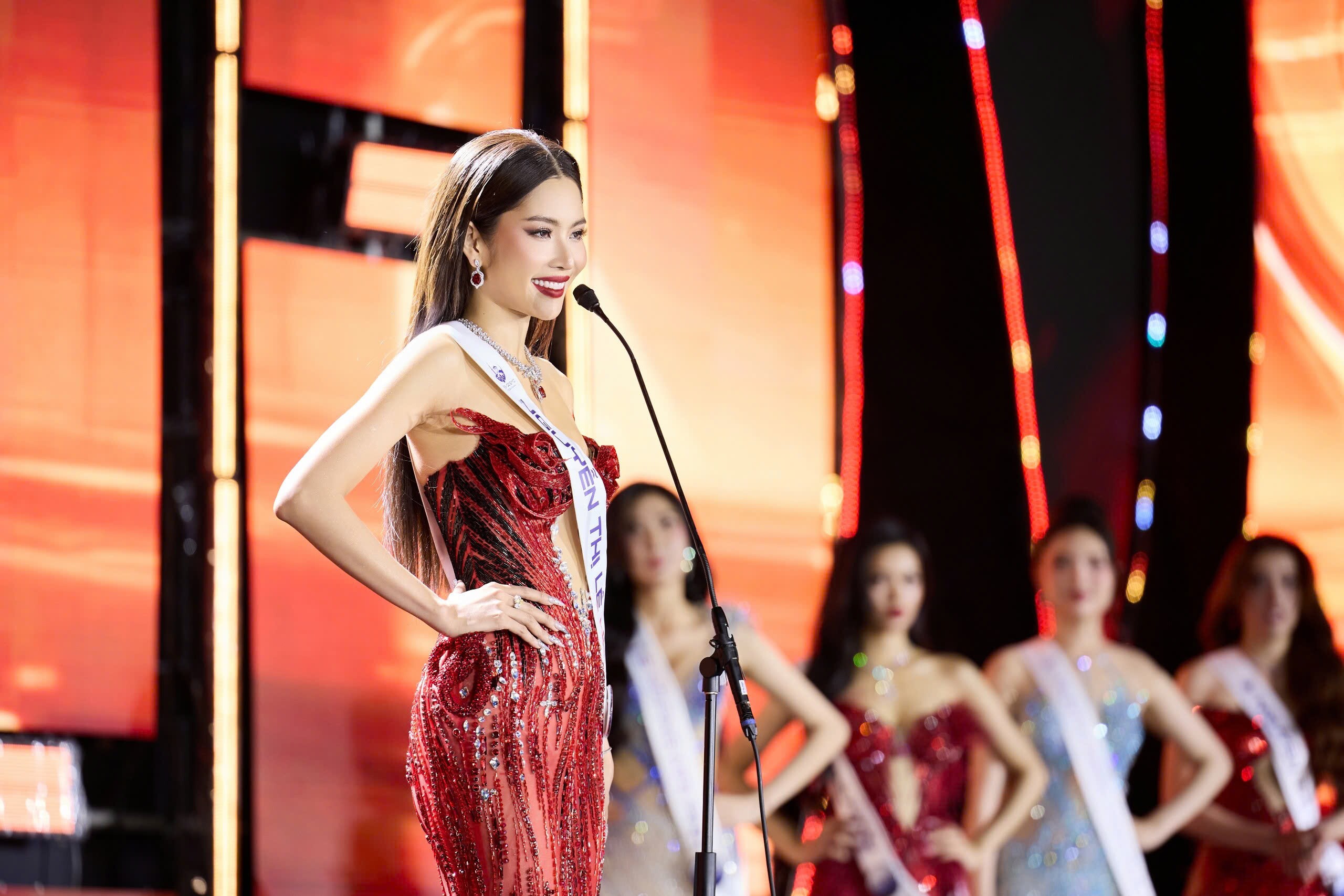 Nam Anh trả lời ứng xử song ngữ đầy tự tin tại đêm chung kết Miss Cosmo TP.HCM 2026.