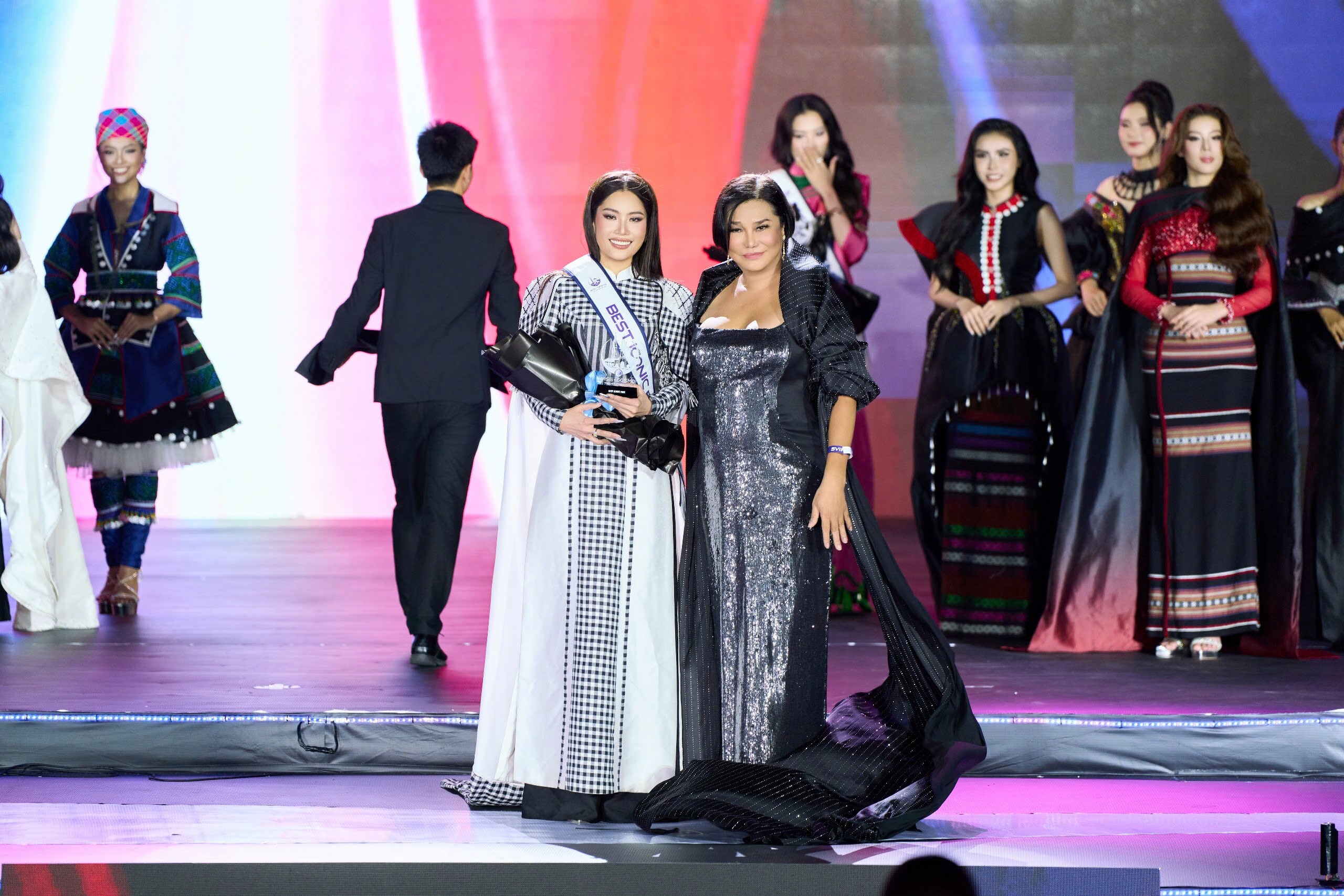 Ngoài ngôi vị Miss Cosmo TP.HCM 2026, Nam Anh còn đạt danh hiệu Best Iconic Face và Best in Evening Gown.