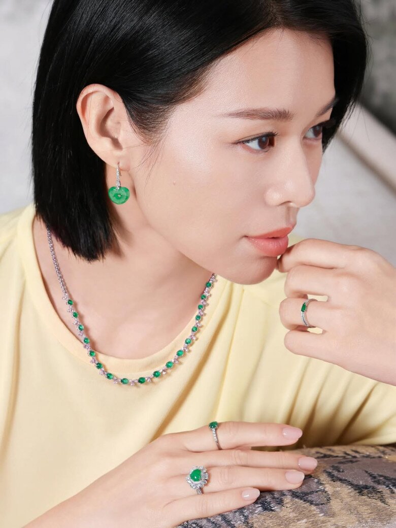 Á hậu Hồ Hạnh Nhi gây chú ý với bộ trang sức ngọc phỉ thúy gồm dây chuyền, nhẫn và hoa tai đồng bộ mang sắc xanh lục sang trọng. Những món phụ kiện đính kim cương tinh xảo giúp nữ diễn viên toát lên vẻ quý phái, đậm khí chất phu nhân hào môn nhưng vẫn thanh lịch, tinh tế.