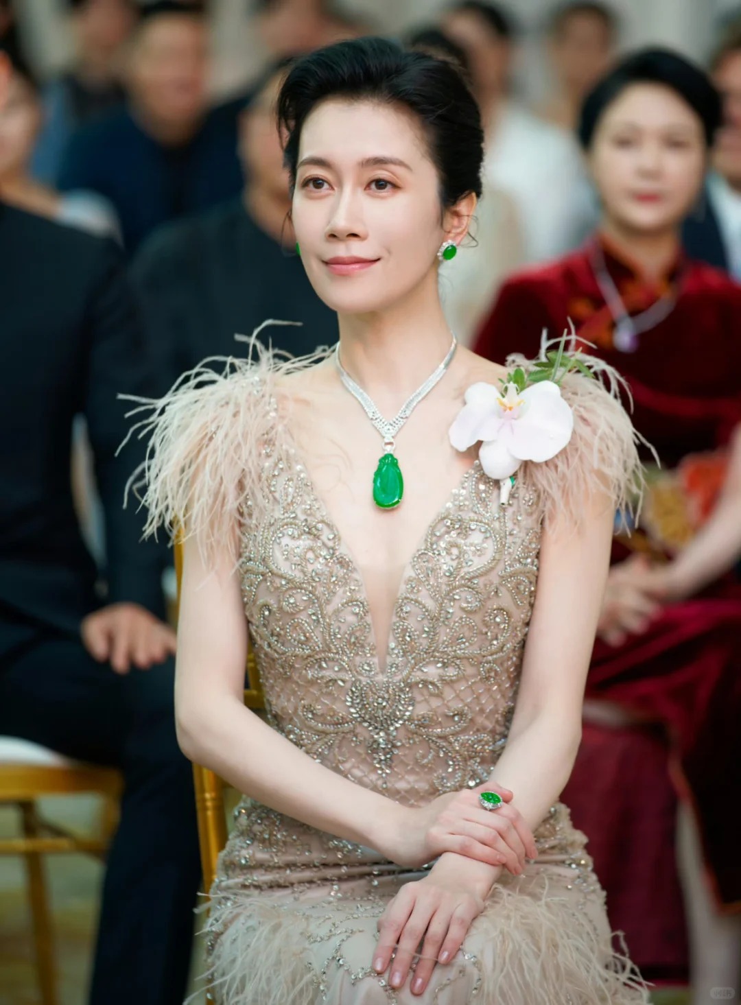 Trong phim Hãy Để Tôi Tỏa Sáng, khi vào vai mẹ chồng của Triệu Lộ Tư, Ôn Tranh Vanh diện toàn bộ trang sức ngọc phỉ thúy kích cỡ lớn, ước tính có giá 1.100 tỷ đồng.