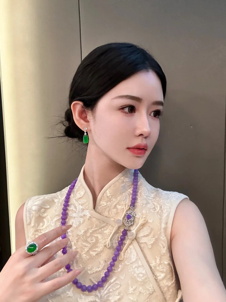 Phỉ thúy thuộc nhóm Jadeite, có độ cứng cao, cấu trúc chặt và giá trị lớn. Trong khi đó, Albite phổ biến hơn, chất ngọc nhẹ và độ đanh thấp hơn. Dù màu sắc đôi lúc khá giống nhau, Albite vẫn không được đánh giá cao như phỉ thúy tự nhiên.