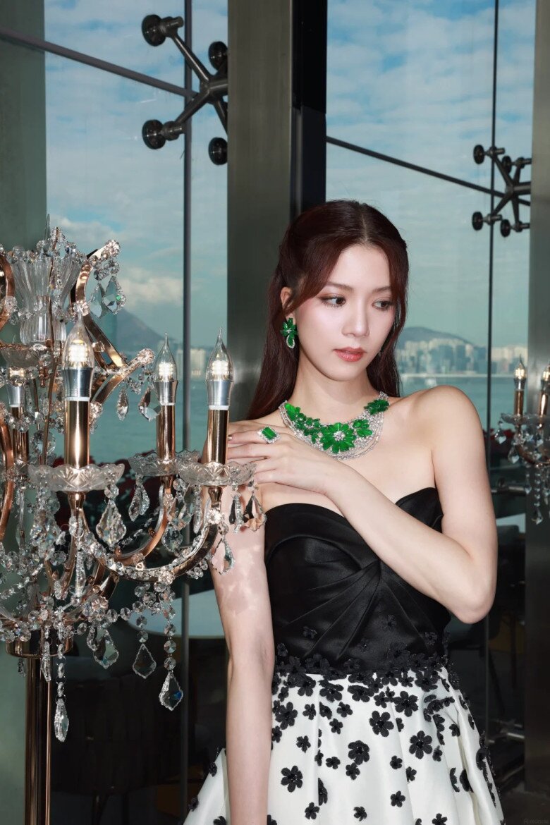 Chơi ngọc không chỉ cần gu thẩm mỹ mà còn đòi hỏi kiến thức và sự tỉnh táo. Với người mới, hiểu rõ chất ngọc và các khái niệm cơ bản sẽ giúp tránh được nhiều rủi ro, đồng thời chọn đúng món trang sức phù hợp với nhu cầu và giá trị thật thay vì chỉ mua theo cảm tính.