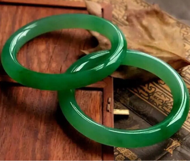 Sự bùng nổ của trào lưu chơi ngọc khiến nhiều người bắt đầu quan tâm đến phỉ thúy và Albite. Tuy nhiên, vẻ ngoài khá giống nhau của hai loại ngọc này cũng khiến không ít người mới dễ nhầm lẫn và mua sai giá trị thật.