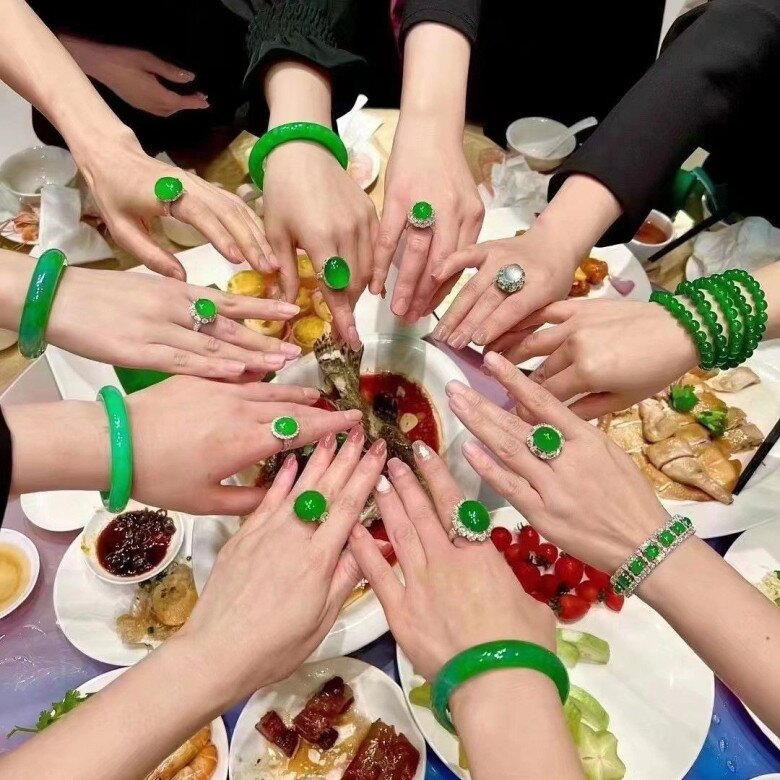 Ngọc phỉ thúy đắt hơn nhờ độ hiếm và chất lượng vượt trội. Màu sắc rực rỡ, độ trong cao cùng nguồn cung hạn chế khiến giá trị tăng mạnh. Những viên xanh đế vương, ít tạp chất thường thuộc phân khúc cao cấp, được săn đón.