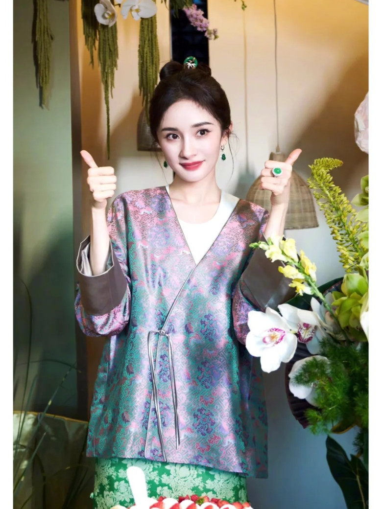 Trước khi mua trang sức ngọc, bạn nên yêu cầu giấy kiểm định từ các tổ chức uy tín như GIA, GRS, Liulab hoặc PNJ, DOJI. Giấy này giúp xác định loại ngọc (jadeite hay nephrite) và phân loại A, B, C, đảm bảo giá trị và tránh nhầm lẫn khi giao dịch.