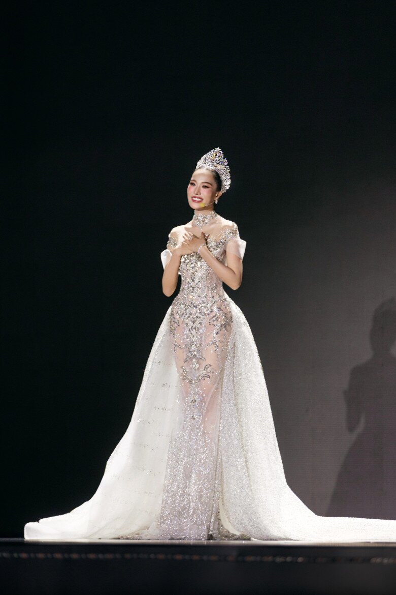 Hoa hậu Kỳ Duyên xúc động khi final walk khép lại nhiệm kỳ.
