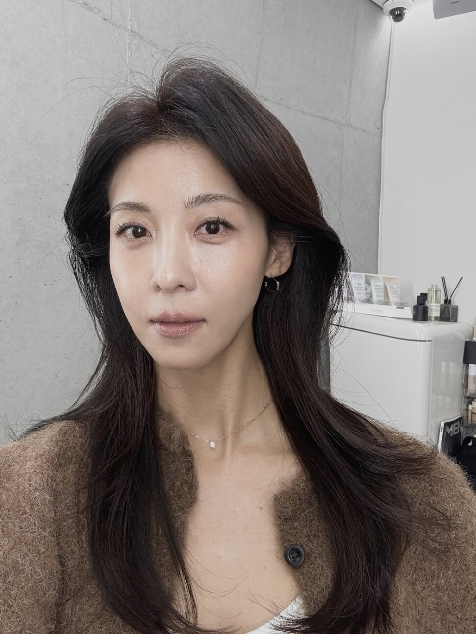 Gương mặt ít khuyết điểm cùng làn da căng bóng xứng danh Nữ hoàng mặt mộc của Ha Ji Won.