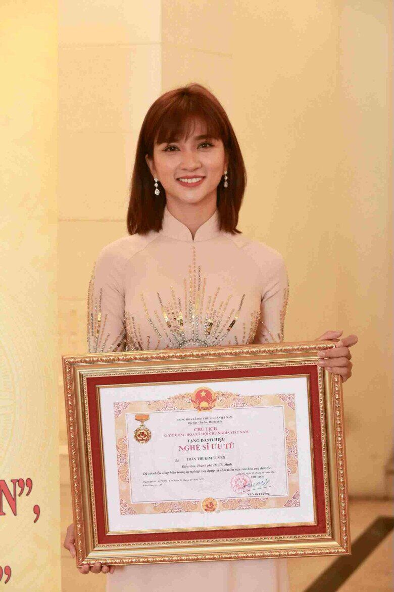  Kim Tuyến được phong tặng danh hiệu NSƯT vào năm 2023, khi ở tuổi 36.