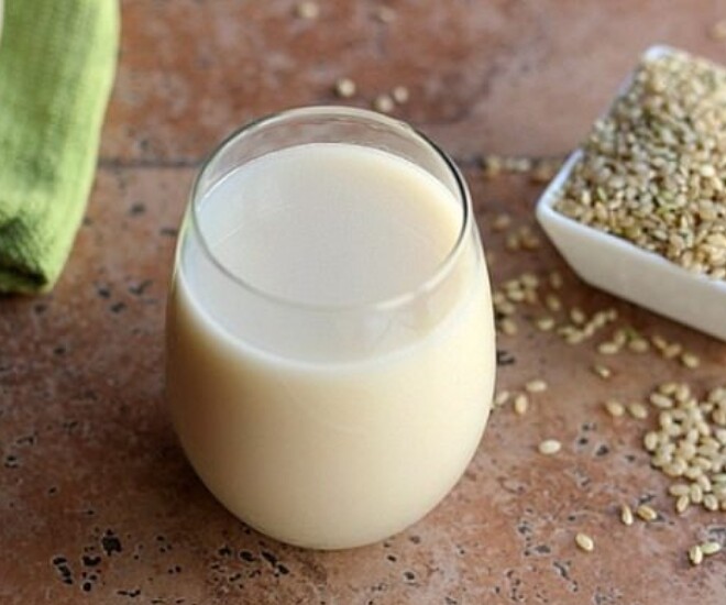 Giàu vitamin nhóm B, vitamin E và chất chống oxy hóa, nước gạo rang giúp hỗ trợ bảo vệ da, cải thiện độ sáng, tăng đàn hồi và nuôi dưỡng làn da khỏe mạnh từ bên trong.
