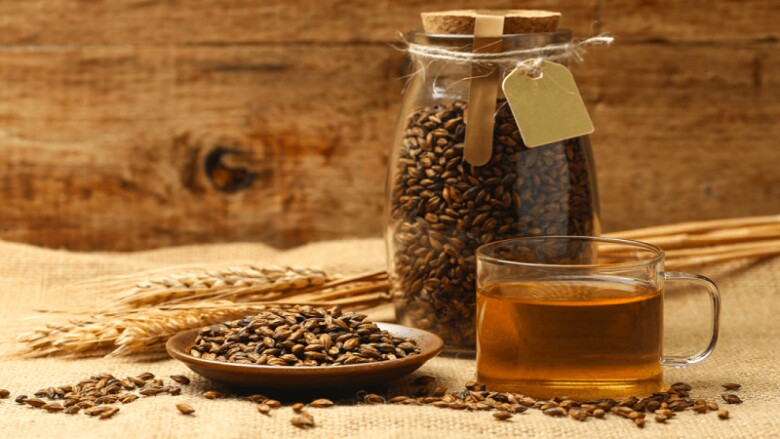 Tr&agrave; l&uacute;a mạch chứa nhiều chất chống oxy h&oacute;a, hỗ trợ trao đổi chất, giảm vi&ecirc;m v&agrave; g&oacute;p phần duy tr&igrave; l&agrave;n da khỏe đẹp. Kh&ocirc;ng chứa caffeine n&ecirc;n c&oacute; thể d&ugrave;ng hằng ng&agrave;y.