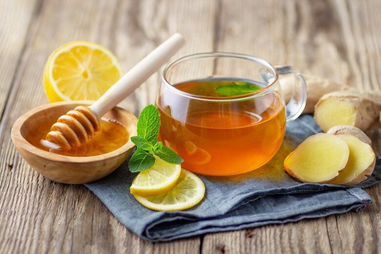 Vitamin C trong chanh kết hợp c&ugrave;ng mật ong gi&uacute;p bổ sung chất chống oxy h&oacute;a, hỗ trợ tổng hợp collagen, tăng sức đề kh&aacute;ng v&agrave; gi&uacute;p l&agrave;n da tr&ocirc;ng tươi tắn hơn.