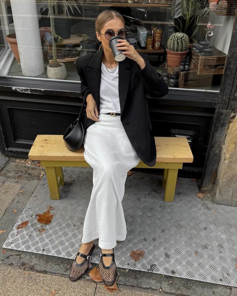 Thiết kế thoáng mát, nhẹ chân cùng hiệu ứng “chân trần” giúp đôi chân trông dài và thanh thoát hơn là điểm cộng lớn. Bên cạnh đó, giày búp bê lưới dễ phối đồ, phù hợp nhiều phong cách, từ nữ tính đến cá tính, nên nhanh chóng được ưa chuộng.