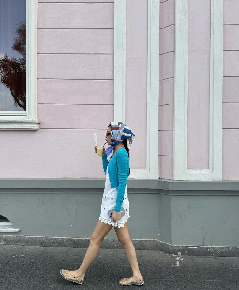 Jennie thể hiện gu thời trang độc đáo khi phối giày búp bê lưới cùng váy ngắn và cardigan. Thiết kế trong suốt đính đá tạo hiệu ứng nổi bật nhưng vẫn tinh tế, giúp tổng thể vừa sang trọng vừa trẻ trung, đúng chuẩn hình ảnh “it-girl” đình đám của Kpop.