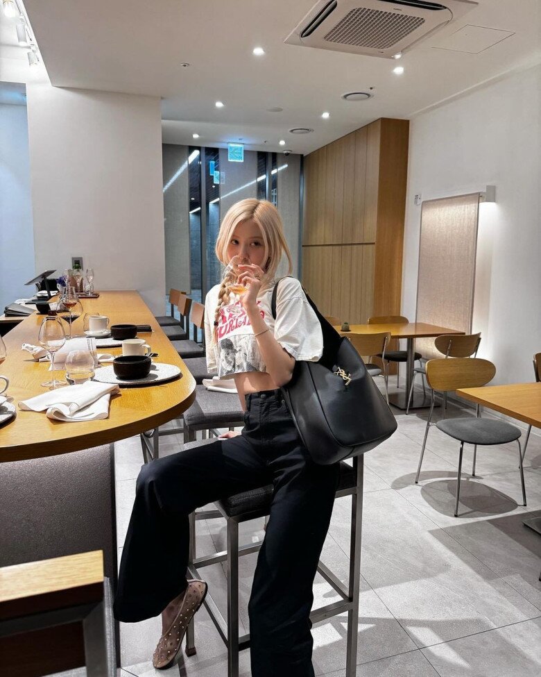 Rosé lại chọn cách phối tối giản với áo crop top và quần suông, kết hợp giày búp bê lưới tông nude. Chính hiệu ứng xuyên thấu giúp đôi chân trông dài và thanh thoát hơn, đồng thời giữ được vẻ hiện đại, nhẹ nhàng đặc trưng trong phong cách của nữ idol.