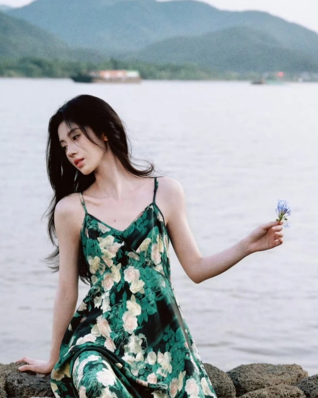 Người đẹp dạo chơi vùng sông nước với đầm hai dây họa tiết hoa của một thương hiệu nội địa