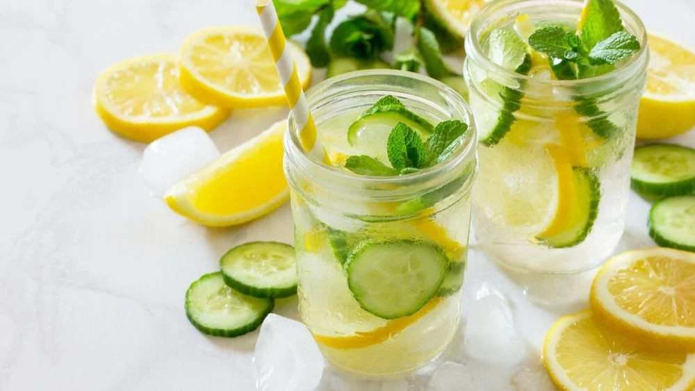Nước detox chanh và dưa chuột giúp bổ sung nước, hỗ trợ da duy trì độ ẩm và vẻ căng mịn. Vitamin C trong chanh góp phần chống oxy hóa, kích thích sản sinh collagen, trong khi dưa chuột giúp làm dịu da, hạn chế khô ráp và hỗ trợ làm chậm dấu hiệu lão hóa.