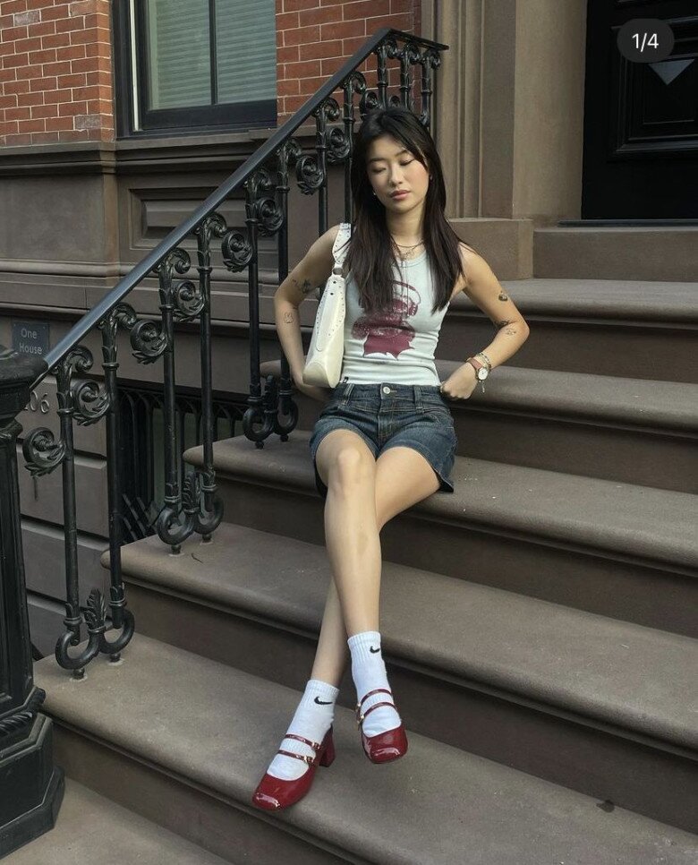 Quần short phối cùng kitten heels mũi vuông mang lại vẻ ngoài trẻ trung, năng động. Thiết kế giày giúp outfit không bị xuề xòa, vẫn giữ sự tinh tế. Khi kết hợp cùng áo đơn giản, tổng thể trở nên gọn gàng, phù hợp cho những ngày Hè.