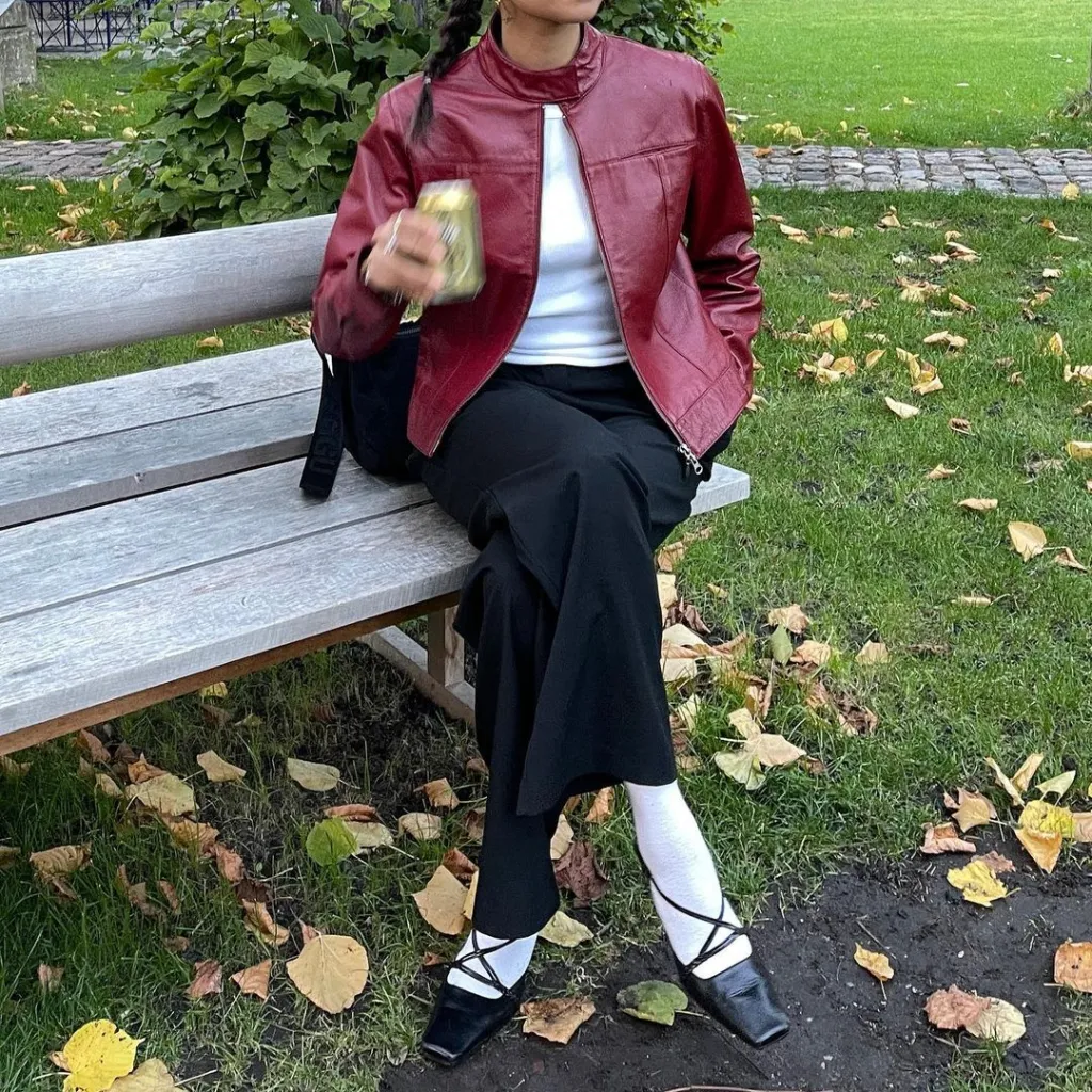 Quần âu và kitten heels mũi vuông là combo lý tưởng cho công sở. Set đồ giữ được sự thanh lịch nhưng thoải mái hơn cao gót truyền thống. Khi sơ vin gọn gàng, tổng thể trở nên chỉn chu, giúp vóc dáng trông cao ráo, chuyên nghiệp hơn.