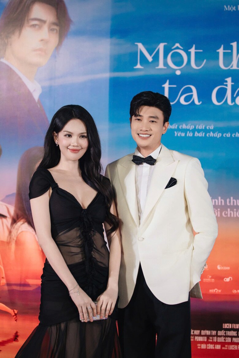 Ngọc Trinh diện thiết kế xuyên thấu, khoe dáng nuột nà khi sánh đôi với Quốc Trường. 
